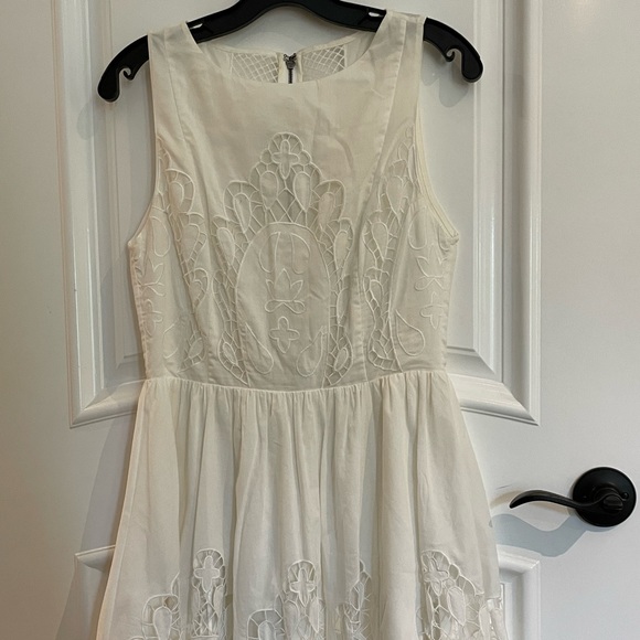 Alice + Olivia Dresses & Skirts - Alice + Olivia White Vinny Embroidered Cotton Party Dress (Size 6)